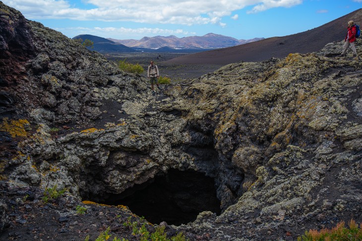 Blick in einem Lava Tunnel in der Nähe des Timanfaya Nationalparks